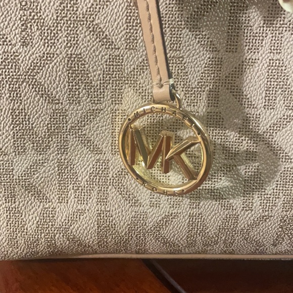 Micheal Kors Tote - Picture 2 of 15